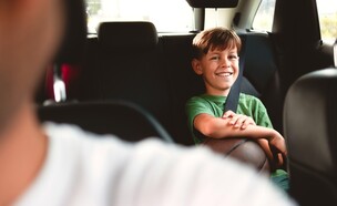 ילד בנסיעה  (צילום: shutterstock)