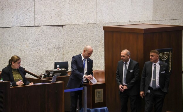 אמיר אוחנה מצביע בבחירות למבקר המדינה במליאת הכנסת