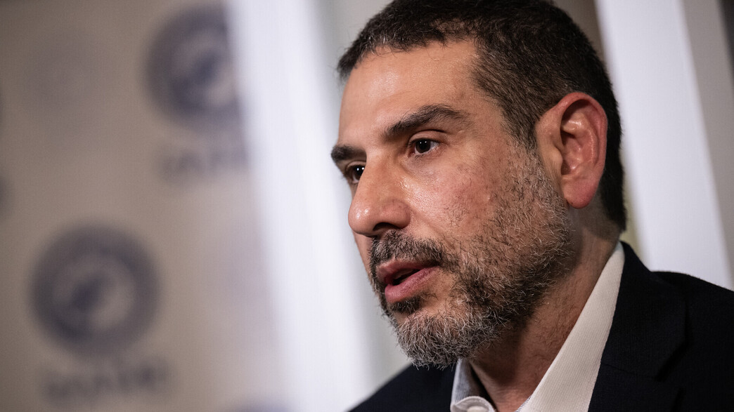 המועמד הדמוקרטי אדם חמאווי המועמד הדמוקרטי אדם חמאווי