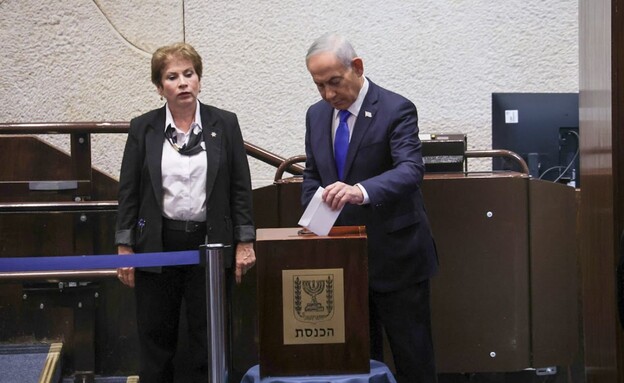 בנימין נתניהו מצביע בבחירות למבקר המדינה במליאת הכ