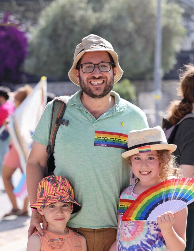 הרב ארי חסיד וילדיו במצעד הרב ארי חסיד וילדיו במצעד