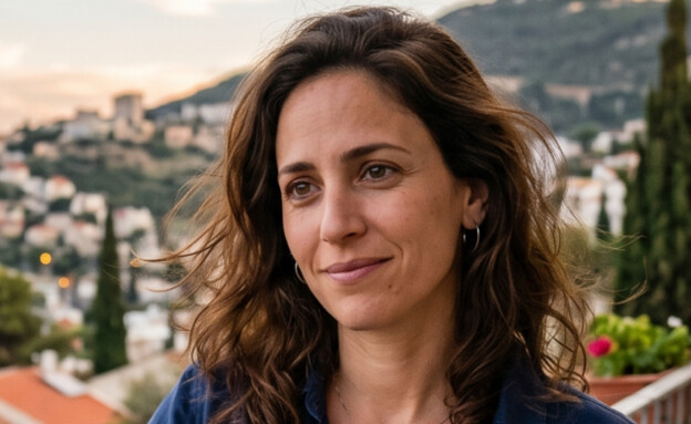 אישה עומדת במרפסת ביתה (AI: mako)