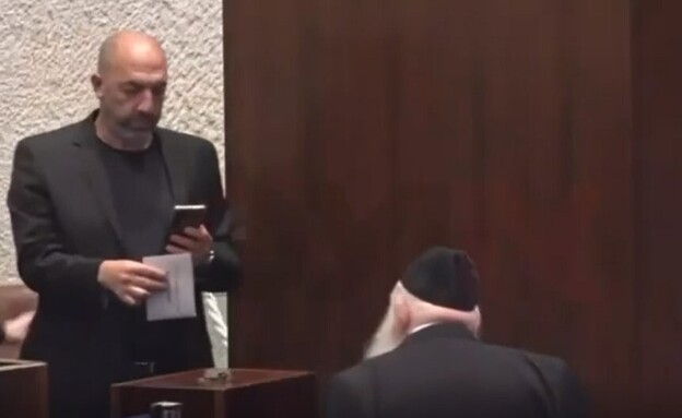 ששי גואטה עם טלפון בהצבעה החשאית למבקר המדינה