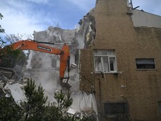 הריסת הבית שנפגע מטיל איראני בשכונת שמשון בחיפה