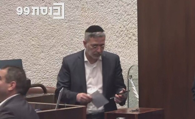 ארז מלול נכנס להצבעה החשאית עם טלפון