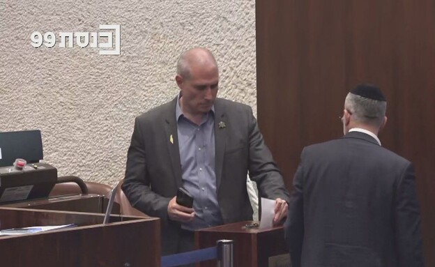 חנוך מילביצקי נכנס להצבעה החשאית עם טלפון (צילום: ערוץ כנסת)