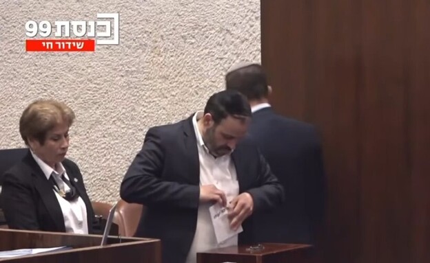 ינון אזולאי יוצא עם הפתק גלוי מן ההצבעה