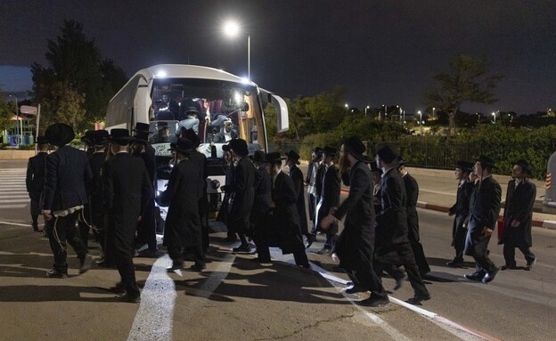 חרדים קיצוניים ליד ביתו של השופט סולברג