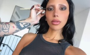 דני לוי חושפת פטמה (צילום: instagram)