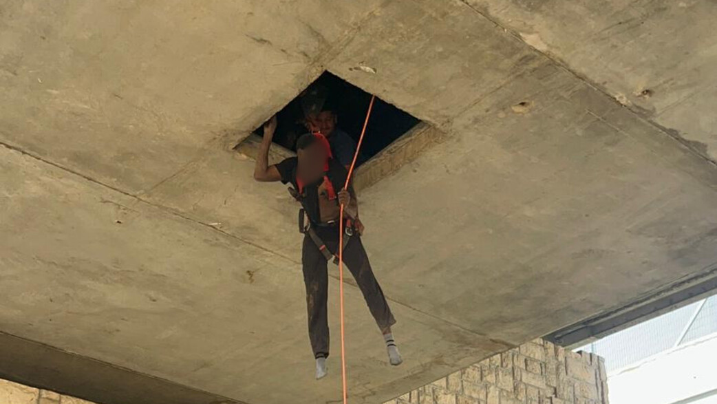 חילוץ הפועל שנלכד בתוך גשר לאחר שנפגע מפיצוץ מכונת קיטור