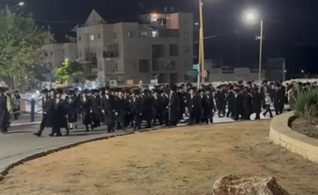 מאות חרדים מפגינים מול תחנת המשטרה בבית שמש (צילום: שימוש לפי סעיף 27א' לחוק זכויות יוצרים)
