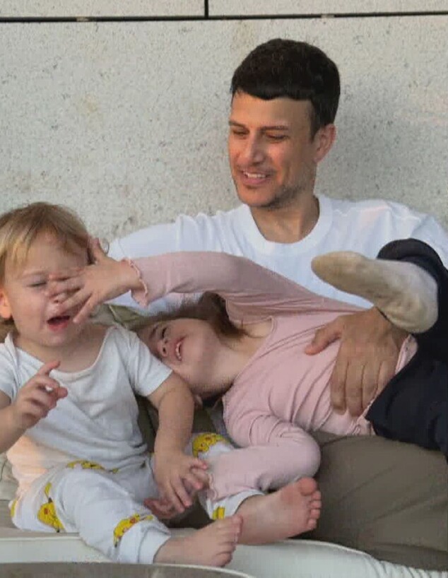 אסי עזר וילדיו