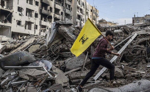 תושבי לבנון על רקע ההריסות (צילום: Murat Sengul/Anadolu, Getty Images)