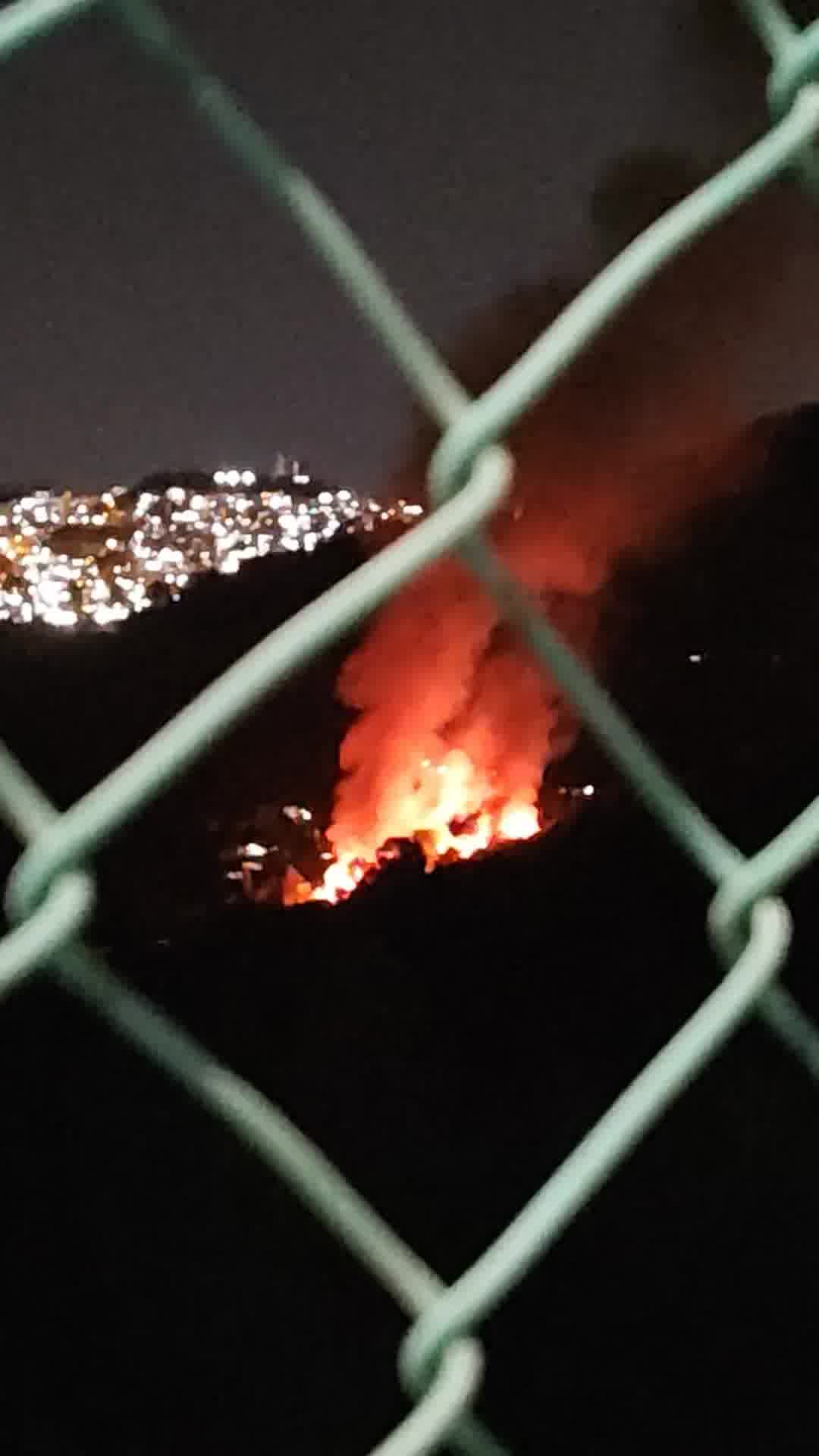 שריפת קוצים גדולה בשכונת עין כרם בירושלים, מתקרבת לקו הבתים
