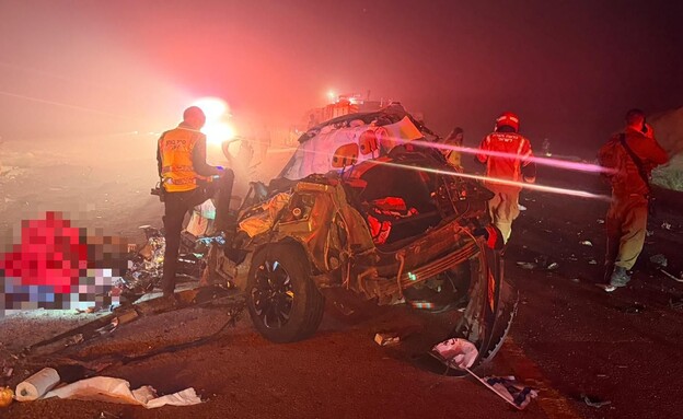 זירת התאונה בין משאית לרכב פרטי (צילום: תיעוד מבצעי מד"א)