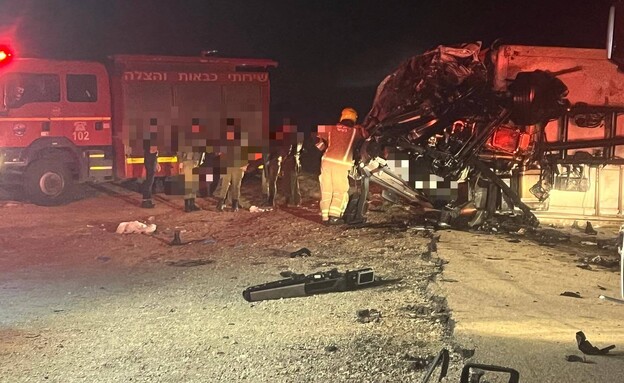 זירת התאונה בין משאית לרכב פרטי זירת התאונה בין משאית לרכב פרטי
