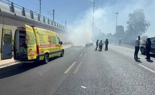 זירת פיצוץ הרכב במחלף חולון שבנתיבי איילון (צילום: תיעוד מבצעי מד"א)