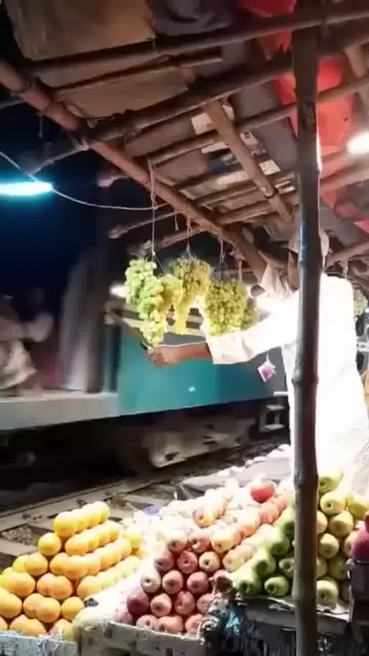 זהירות על האצבעות: רוכל בשוק שומר על הפירות שלו מנוסעי הרכבת