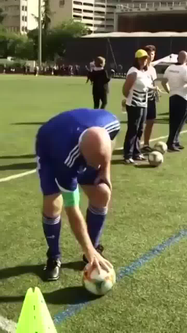שיישאר במשרד: ג'אני אינפנטינו, נשיא פיפ"א, בעט קרן ושבר את הרשת