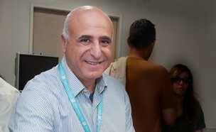 אילן יפתח עם נכדו (צילום: מרכז רפואי שמיר)