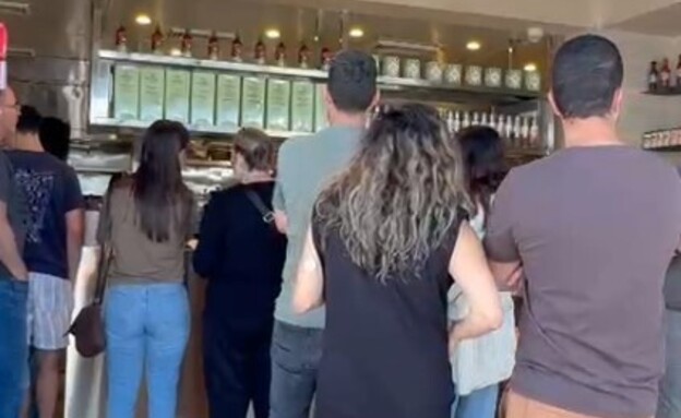 התור במסעדת גוז' גוז' של חיים קלומיטי התור במסעדת גוז' גוז' של חיים קלומיטי