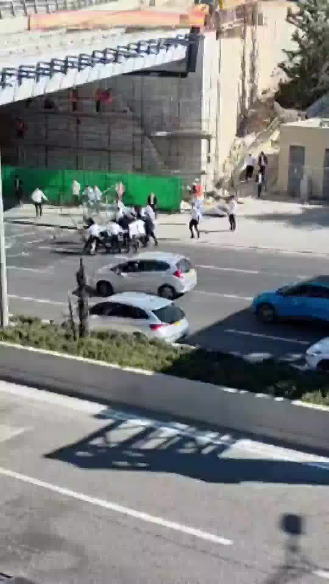 שוטר עיכב נהג חרדי בירושלים לצורך מתן דו"ח תנועה - המונים הגיעו למקום חסמו את הכביש והחלו במחאה