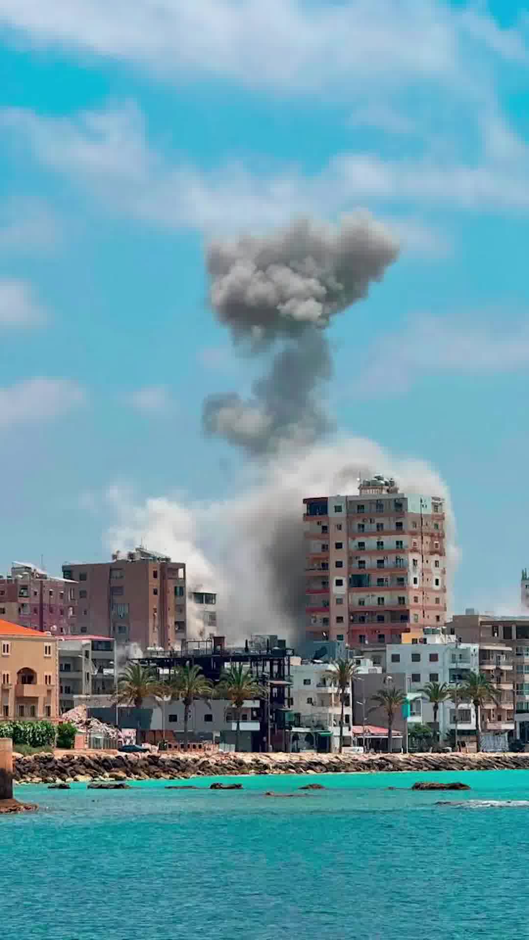 הלבנונים בורחים מעיר הנופש המופצצת: תיעוד