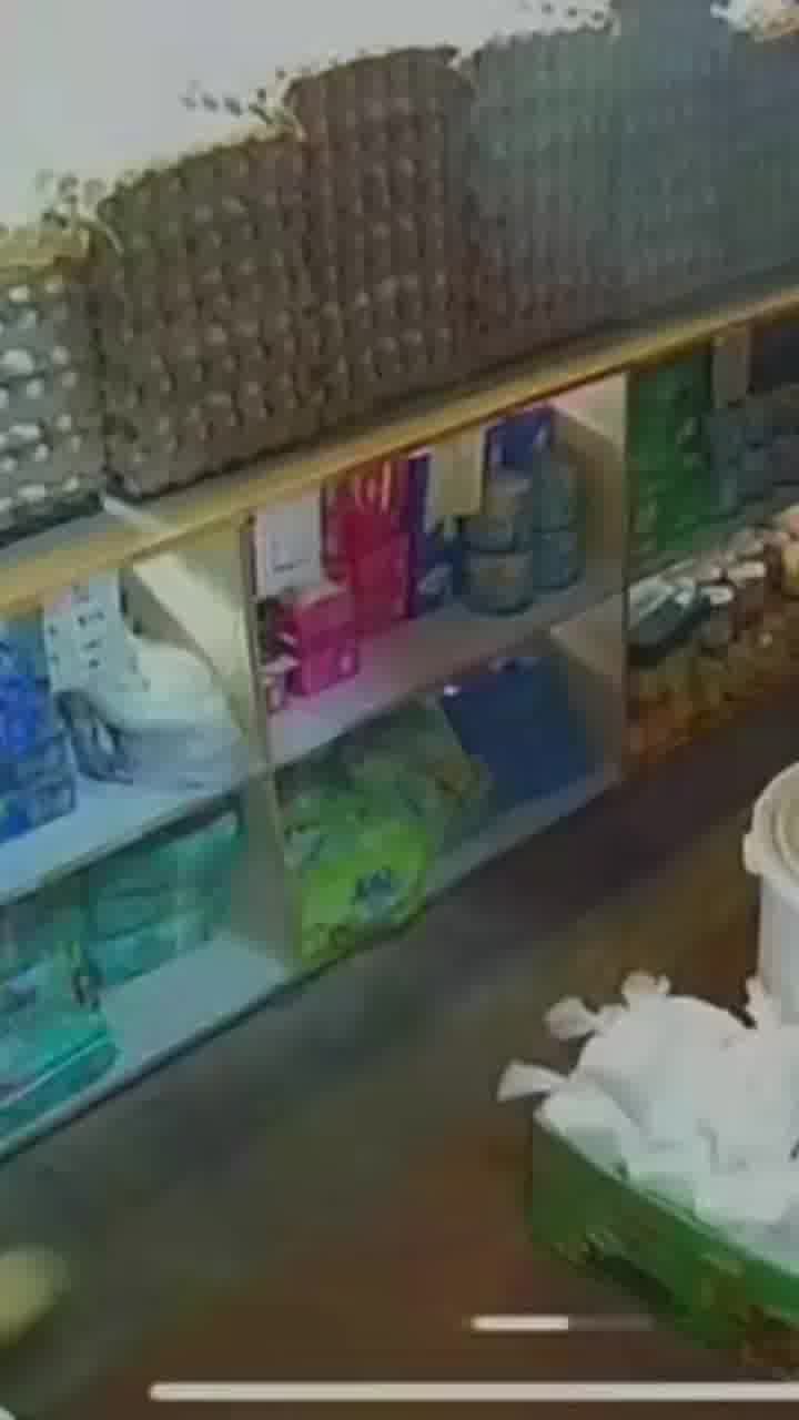 דוגר על הביצים: רוכל נקלע לרעידת האדמה העוצמתית בפיליפינים, ובמקום להציל את עצמו הוא נשאר להגן על הס