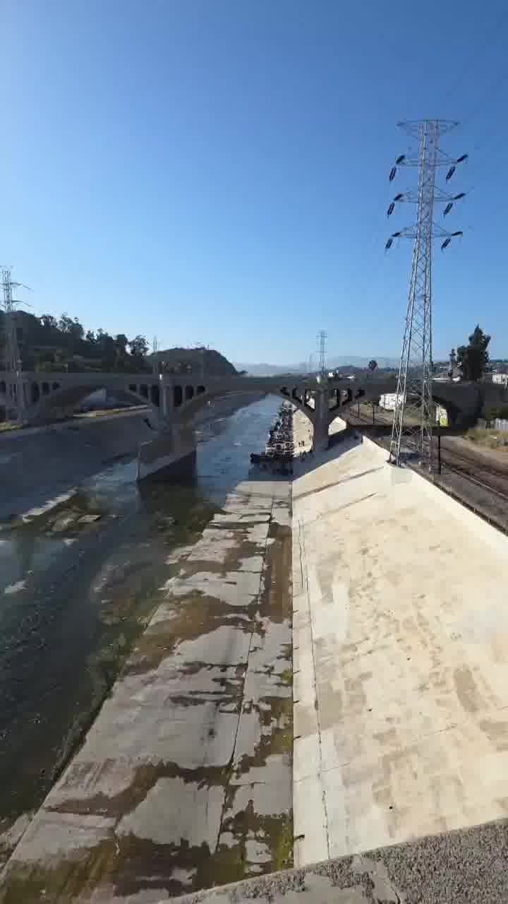 שוטרים פשטו על מפגש מכוניות בנהר לוס אנג'לס, והחרימו יותר מ-70 רכבי יוקרה