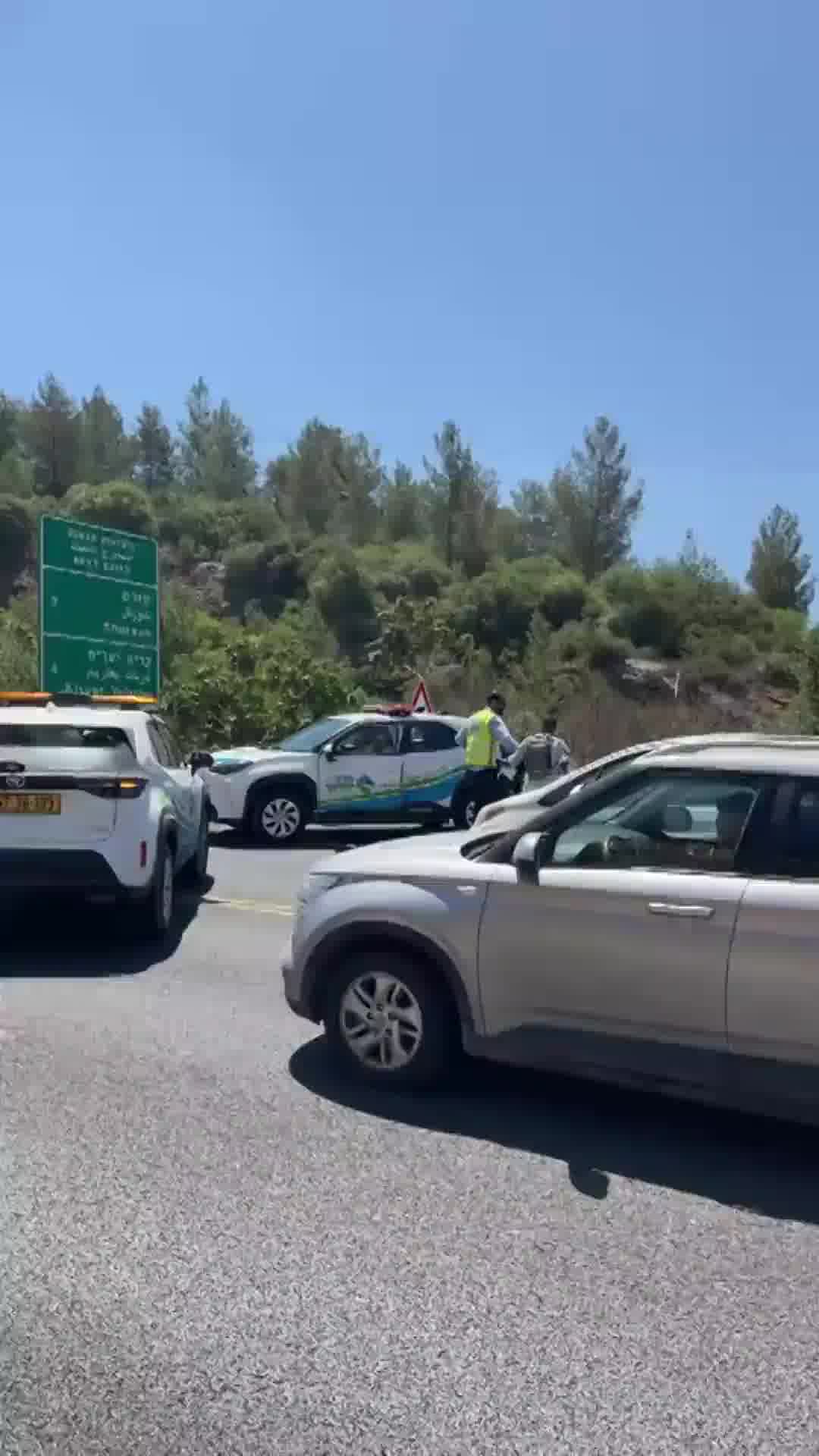 צפו: כביש 1 נחסם לתנועה משני הכיוונים, פקקי ענק במקום