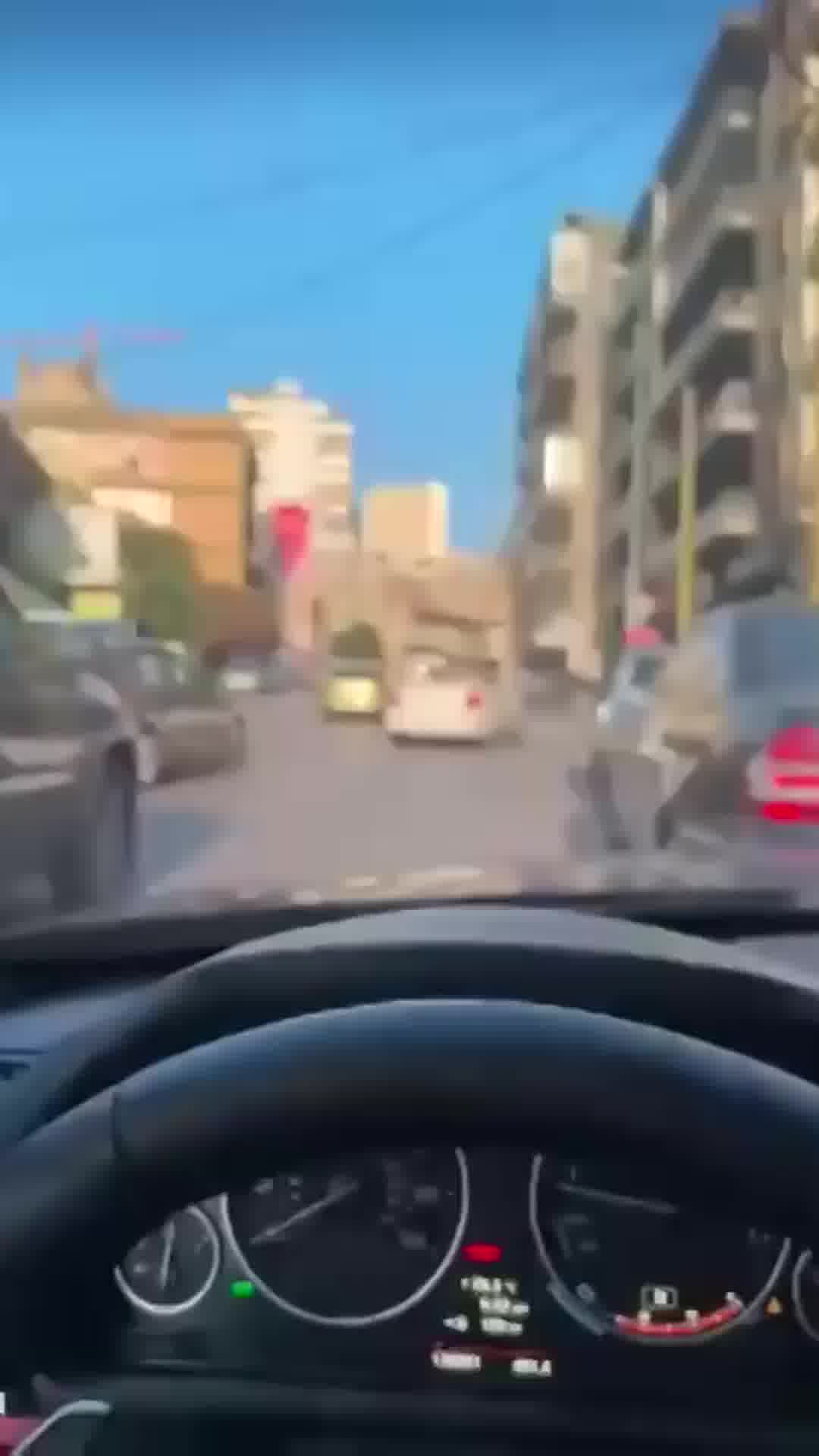 תיעוד: קטטה בין שני צעירים פרצה ברכב צפונית לביירות, עוברי אורח לא טרחו להפריד בין השניים