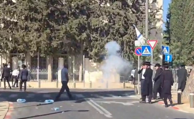 הפגנות החרדים מחוץ למגרש הרוסים הפגנות החרדים מחוץ למגרש הרוסים
