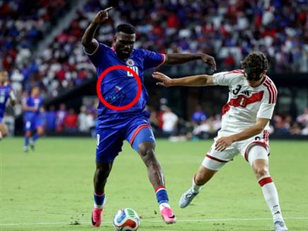 פיירו והאיטי, עם דגל פולין על המדים (getty) פיירו והאיטי, עם דגל פולין על המדים (getty)