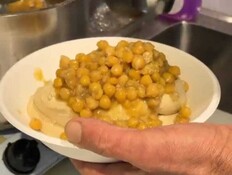 החומוס של אבי מעכו (צילום: לירן שבתאי) החומוס של אבי מעכו (צילום: לירן שבתאי)