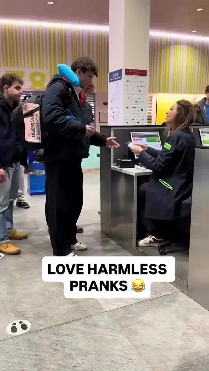 כשאתה טס לחו"ל עם הדפוק של החבורה