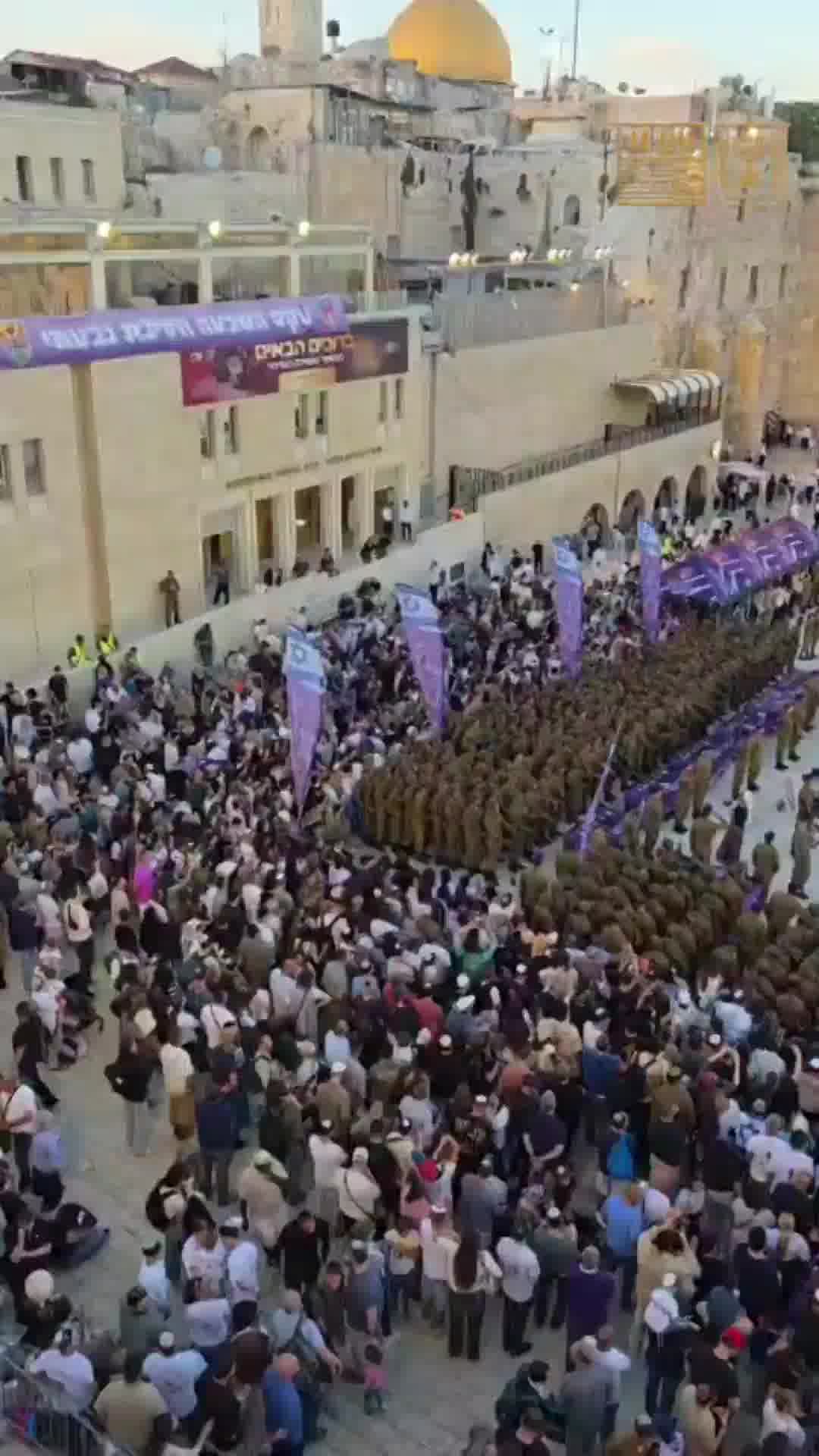 עוד לא אבדה תקוותנו: השבעת חיילי חטיבת גבעתי לפני זמן קצר ברחבת הכותל המערבי 