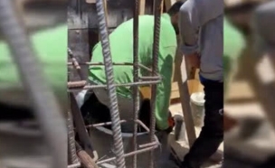 שוהים בלתי חוקיים מסתתרים בביוב באתר בנייה בבאר שבע (צילום: mako)