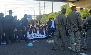 הפגנת חרדים בכביש 4, 11.6.2026 (צילום: משטרת ישראל)
