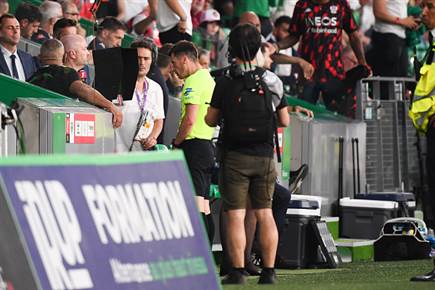 זמן ה-VAR (Philipe Lecoeur/FEP/Icon Sport via Getty Images)