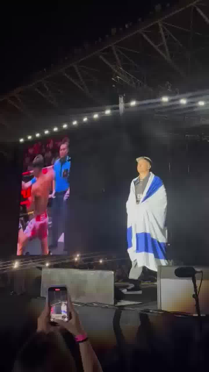 בן צור מארח על הבמה את אהבת השם גורדון כששר את השיר שלו "אהבת השם"
