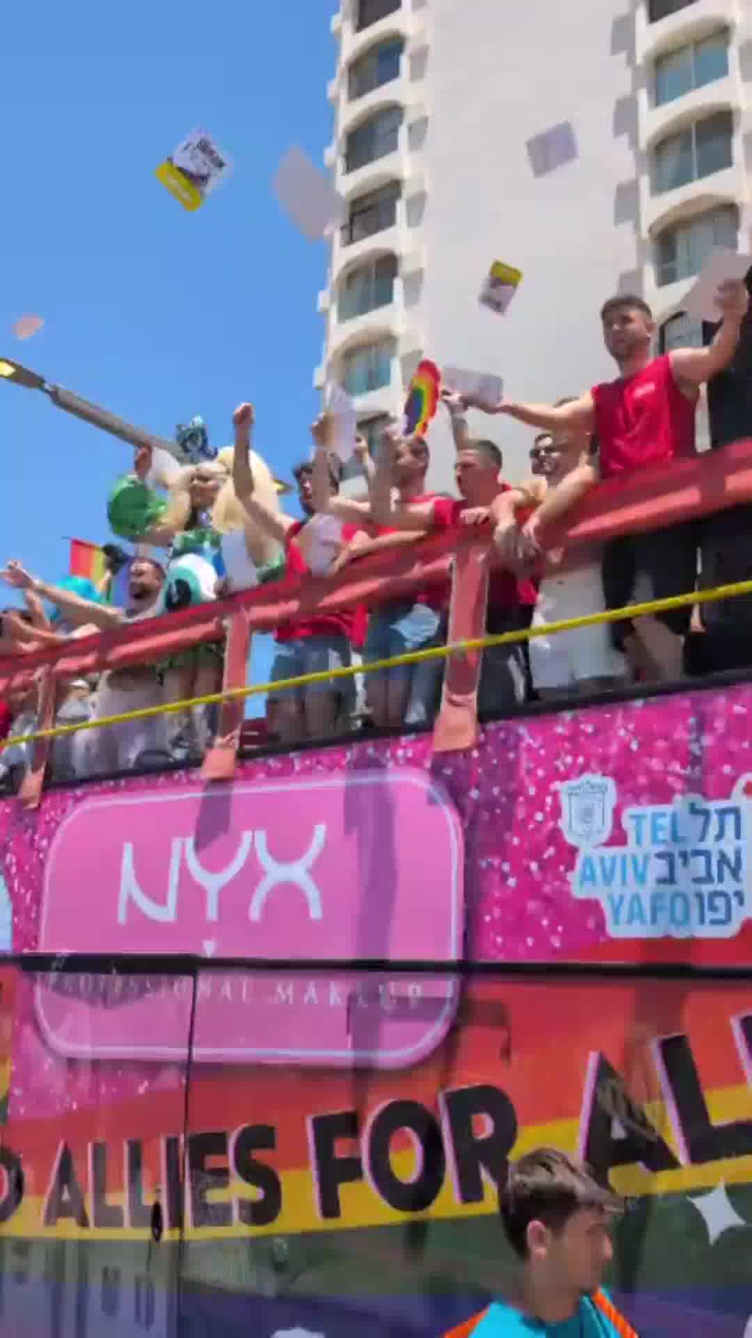 המוני חוגגים במצעד הגאווה בתל אביב