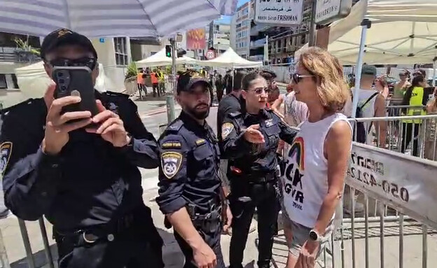 עימותים בין שוטרים למפגינים בכניסה למצעד הגאווה עימותים בין שוטרים למפגינים בכניסה למצעד הגאווה