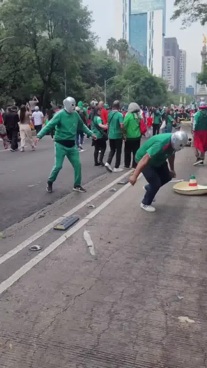 האלימות ברחובות: חבורת לוצ'דורים אוהדי מקסיקו תועדו מתאבקים בדרך למשחק