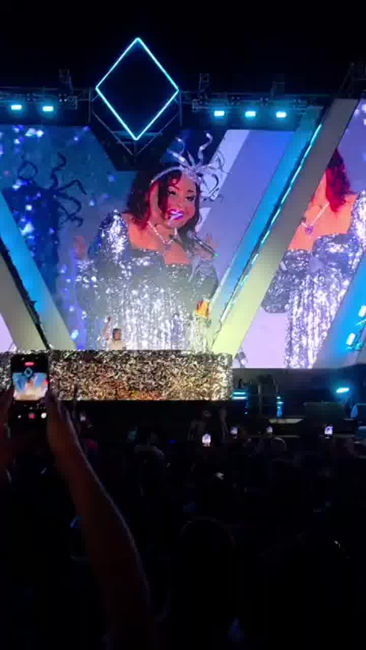 אילן פלד ובובת ענק עם סיגריה מופיעים לצד עופרה