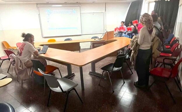 סטודנטיות בעברית מחזיקות מול טל רוזנבליט שלטי מחאה באונ' סטודנטיות בעברית מחזיקות מול טל רוזנבליט שלטי מחאה באונ'