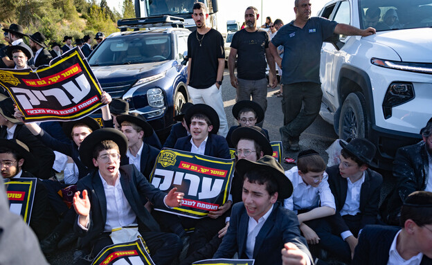 מחאת חרדים נגד גיוס לצה"ל (צילום: יונתן זינדל, פלאש 90) מחאת חרדים נגד גיוס לצה"ל (צילום: יונתן זינדל, פלאש 90)
