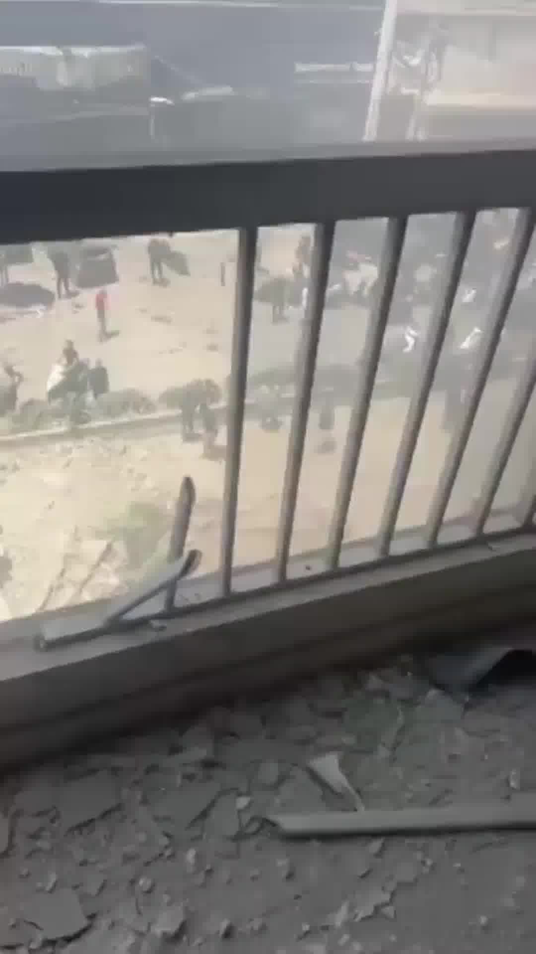 תיעוד נוסף מהתקיפה במרפסת הבית בביירות
