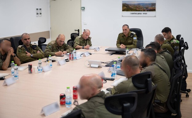 אייל זמיר עם מפקדי האוגדות והחטיבות בפיקוד הצפון אייל זמיר עם מפקדי האוגדות והחטיבות בפיקוד הצפון