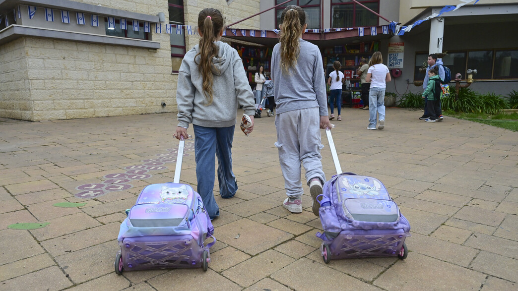 תלמידים חוזרים ללימודים אחרי הפסקת אש עם חיזבאללה בקצרין תלמידים חוזרים ללימודים אחרי הפסקת אש עם חיזבאללה בקצרין