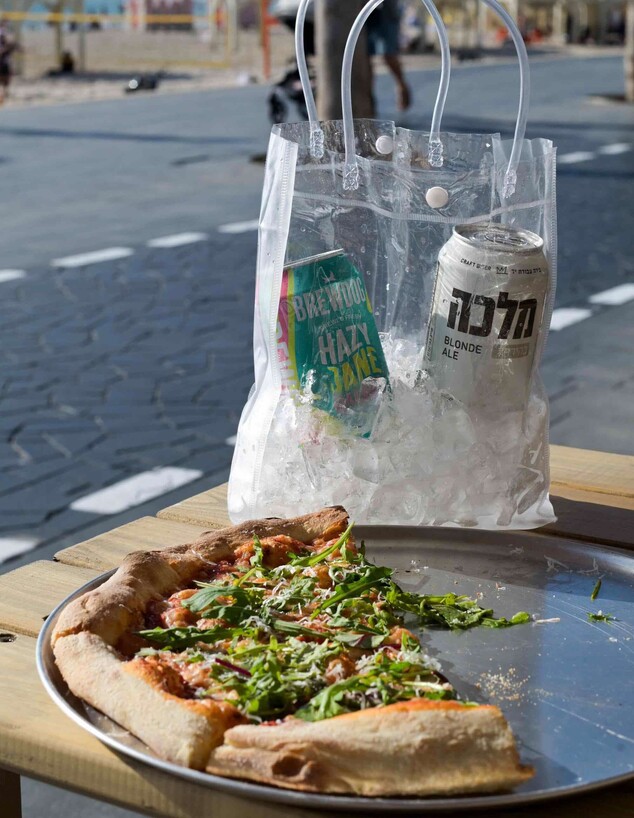 בירה ופיצה. ביץ קראפט חוף פרישמן בירה ופיצה. ביץ קראפט חוף פרישמן